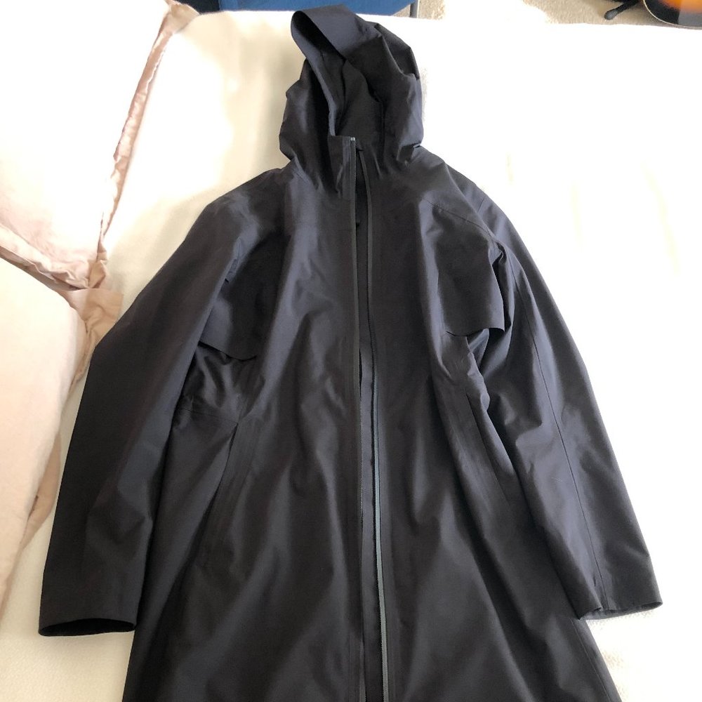 Lululemon lightweight black rain jacket